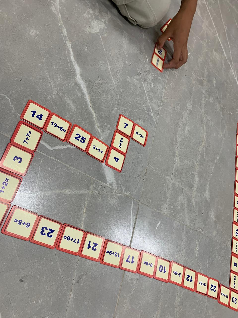 Dominó de operações matemáticas montado no chão